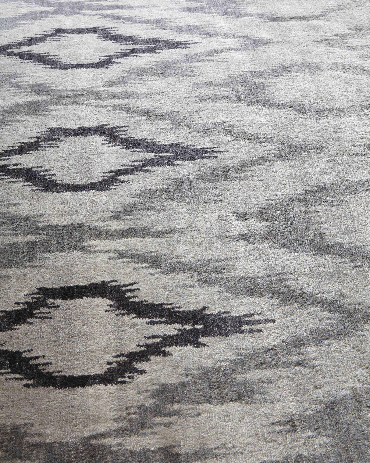 Exquisite Rugs Bamboo Silk Hand Knotted Bamboo Silk in 5001 Silver/Charcoal 8' x 10' Area Rug