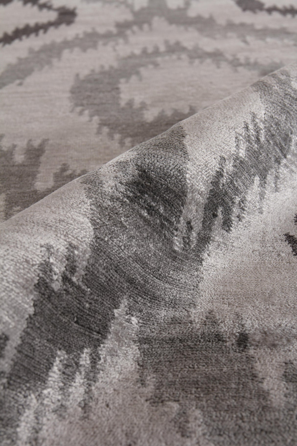 Exquisite Rugs Bamboo Silk Hand Knotted Bamboo Silk in 5001 Silver/Charcoal 9' x 12' Area Rug