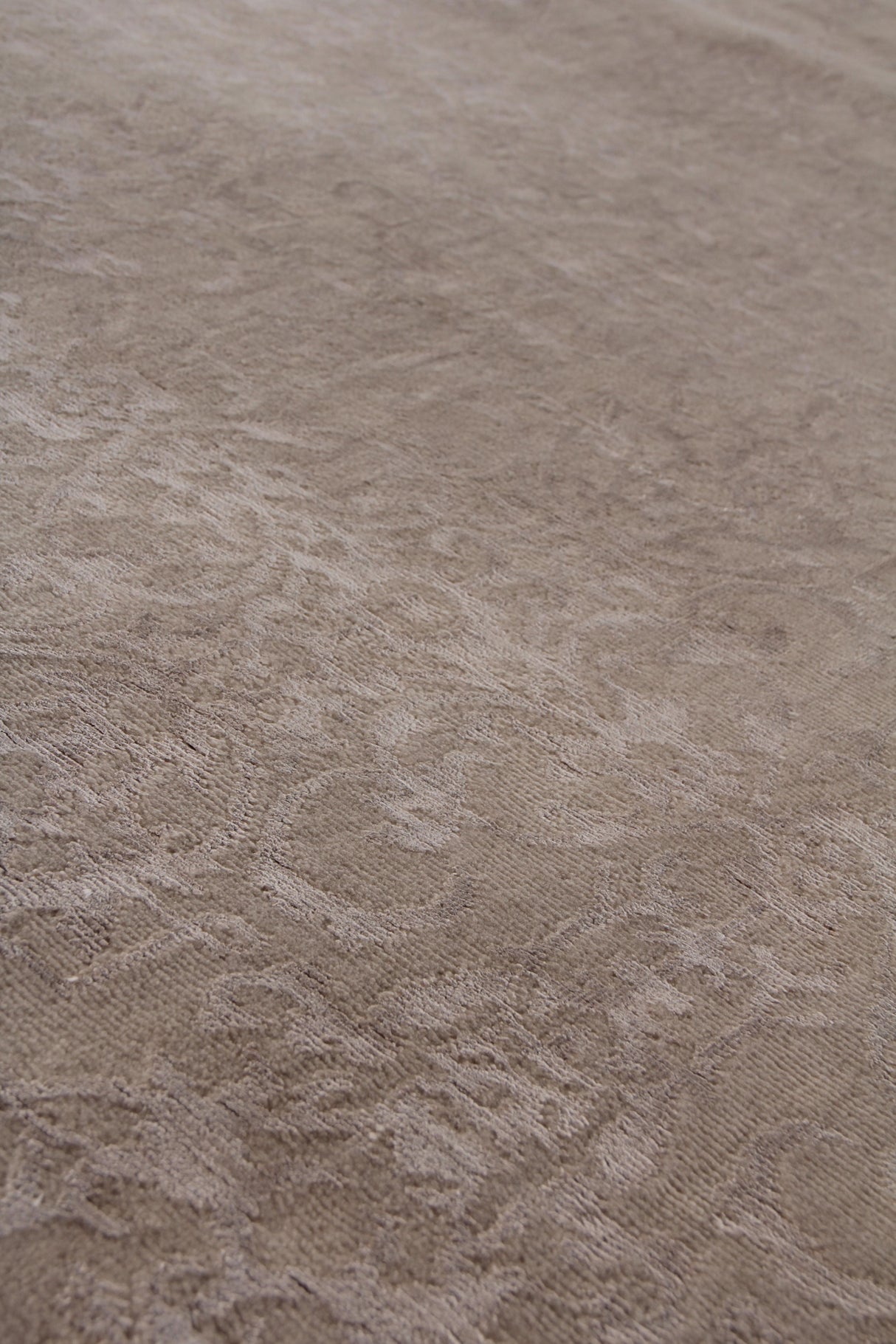 Exquisite Rugs Fine Bamboo Hand Knotted Bamboo Silk in 5045 Light Silver 10' x 14' Area Rug