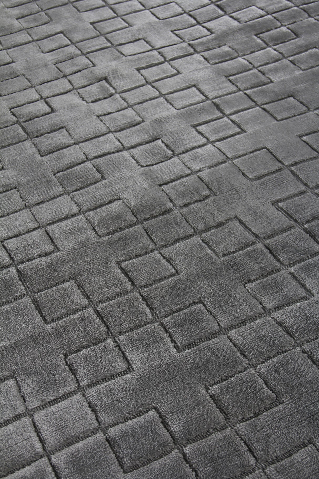 Exquisite Rugs Smooch Geo Hand Loomed Bamboo Silk in 5094 Dark Gray 6' x 9' Area Rug