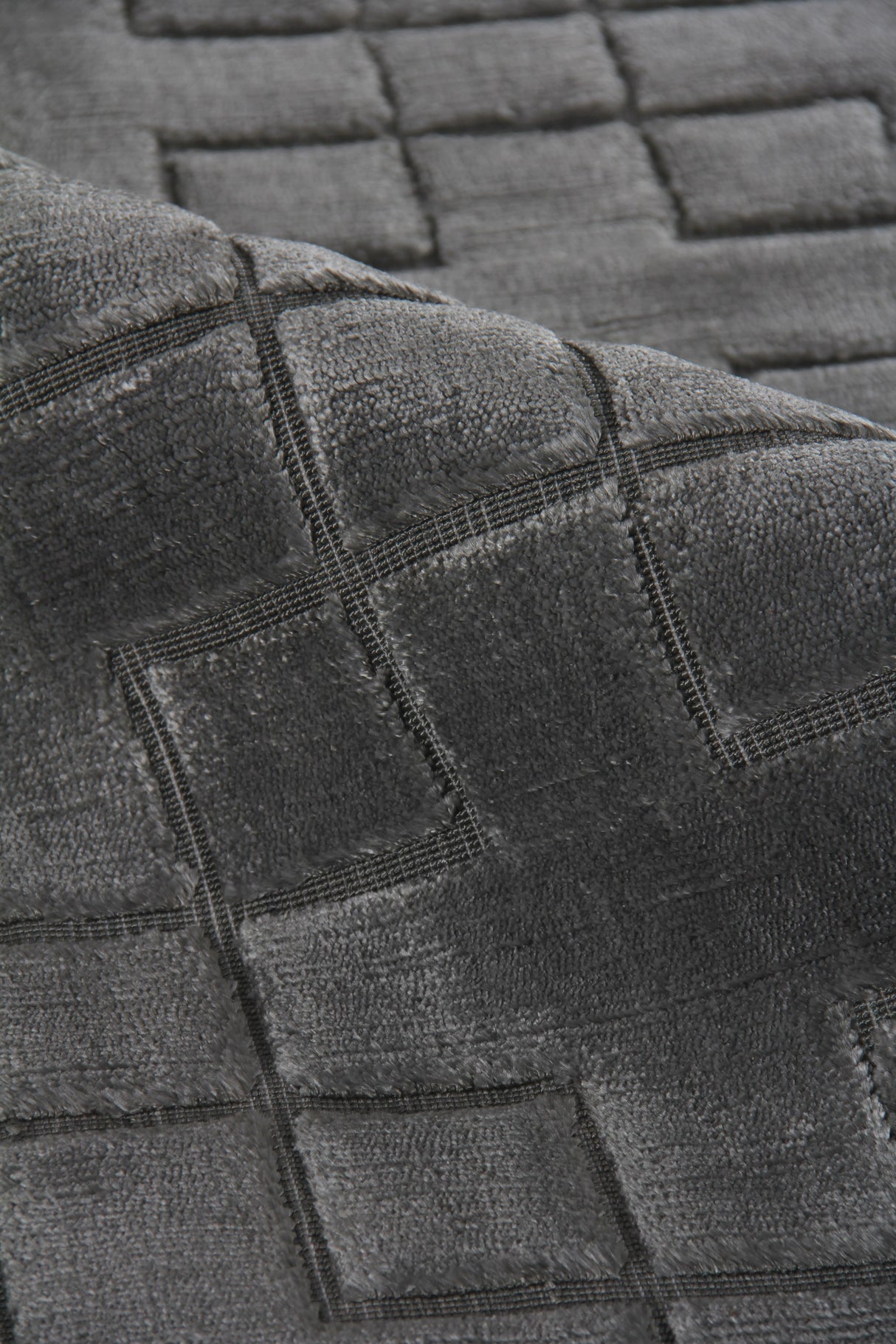 Exquisite Rugs Smooch Geo Hand Loomed Bamboo Silk in 5094 Dark Gray 6' x 9' Area Rug