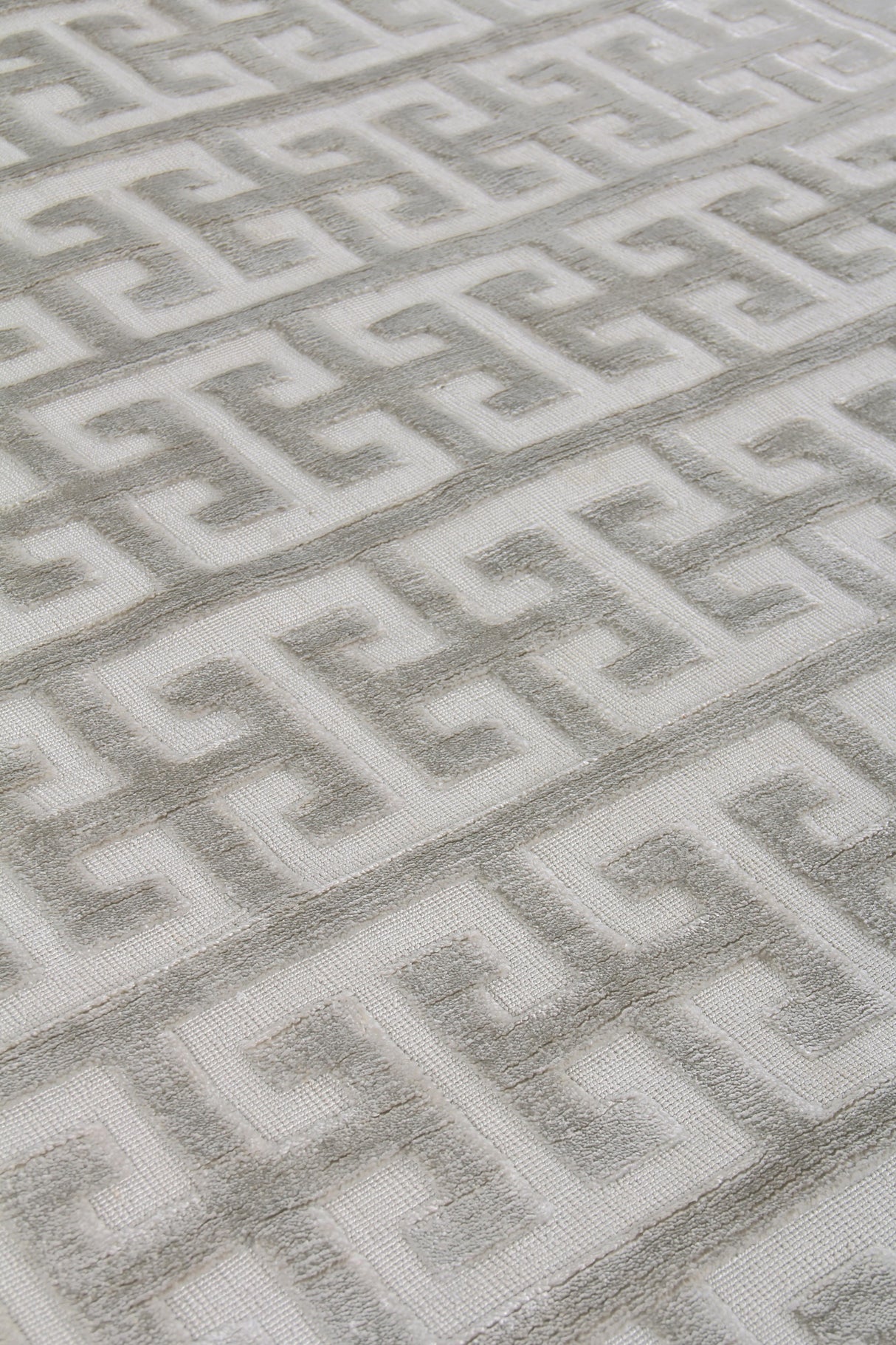 Exquisite Rugs Smooch Geo Hand Loomed Bamboo Silk in 5163 Silver 6' x 9' Area Rug