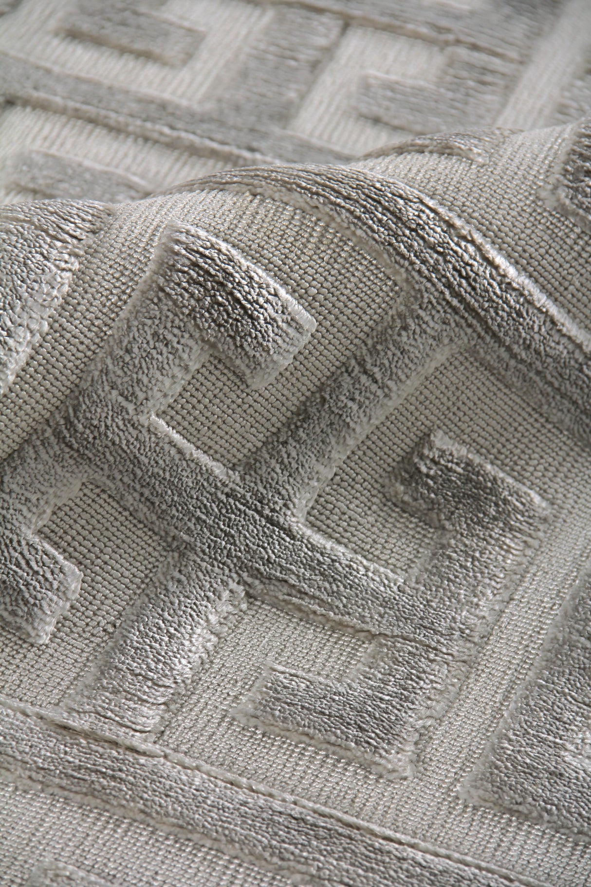 Exquisite Rugs Smooch Geo Hand Loomed Bamboo Silk in 5163 Silver 6' x 9' Area Rug