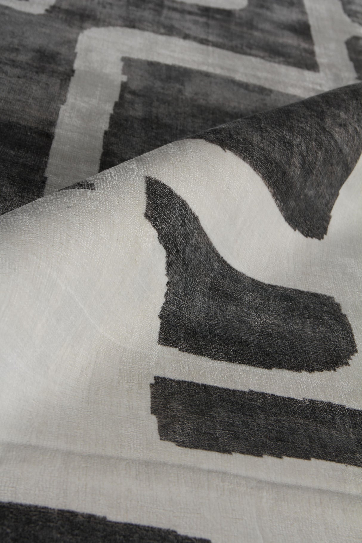 Exquisite Rugs Koda Hand Loomed Bamboo Silk in 5180 Ivory/Charcoal 10' x 8' Area Rug