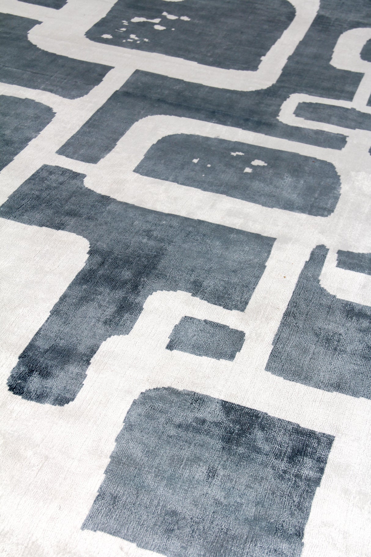 Exquisite Rugs Koda Hand Loomed Bamboo Silk in 5181 Denim/Ivory 9' x 12' Area Rug