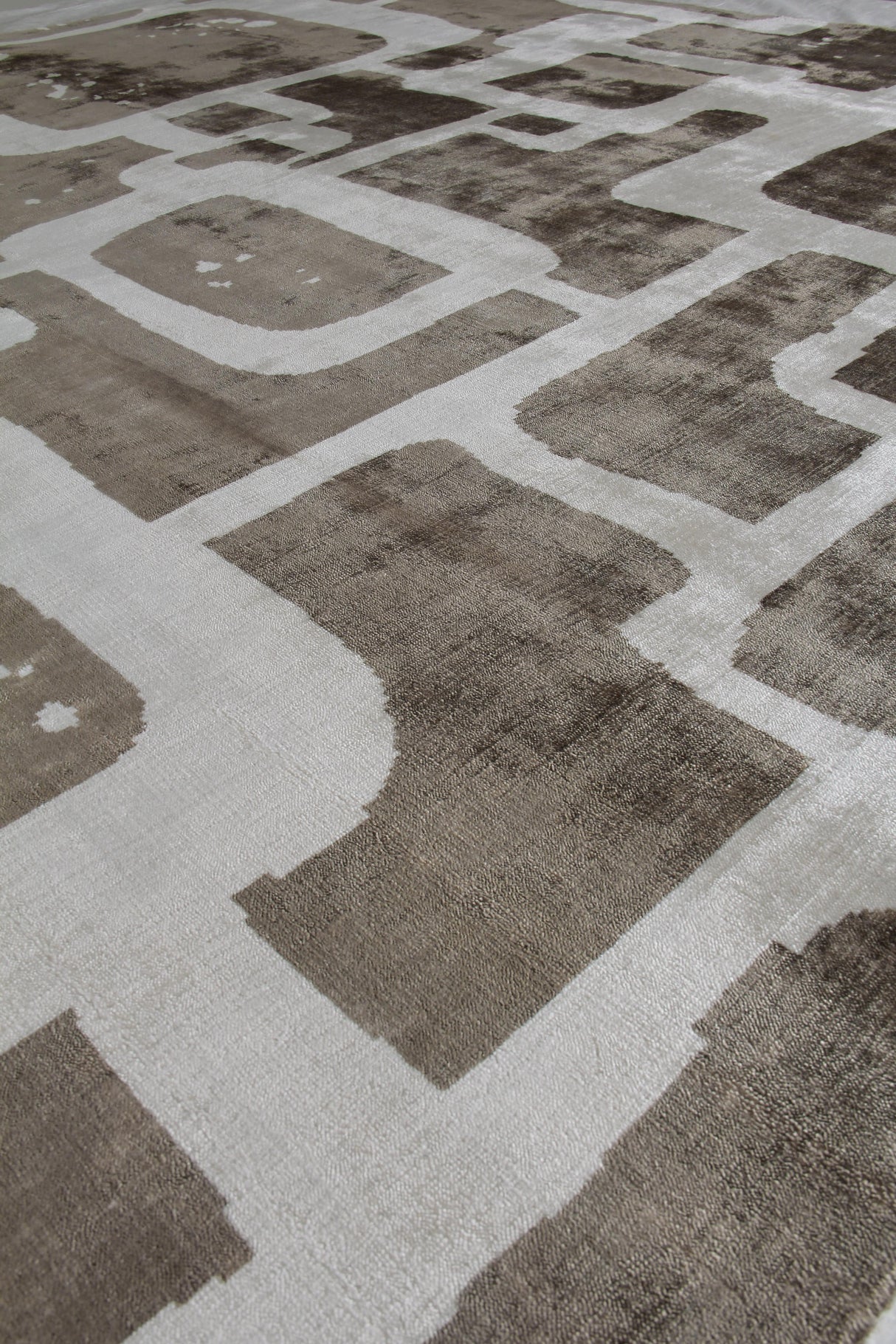 Exquisite Rugs Koda Hand Loomed Bamboo Silk in 5183 Brown/Silver 10' x 14' Area Rug
