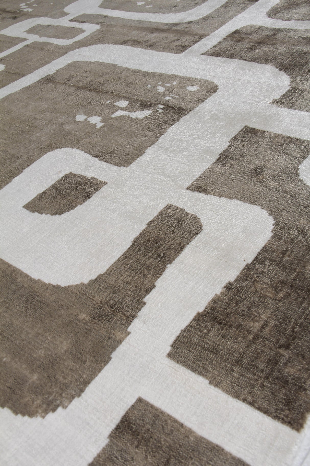 Exquisite Rugs Koda Hand Loomed Bamboo Silk in 5183 Brown/Silver 8' x 10' Area Rug