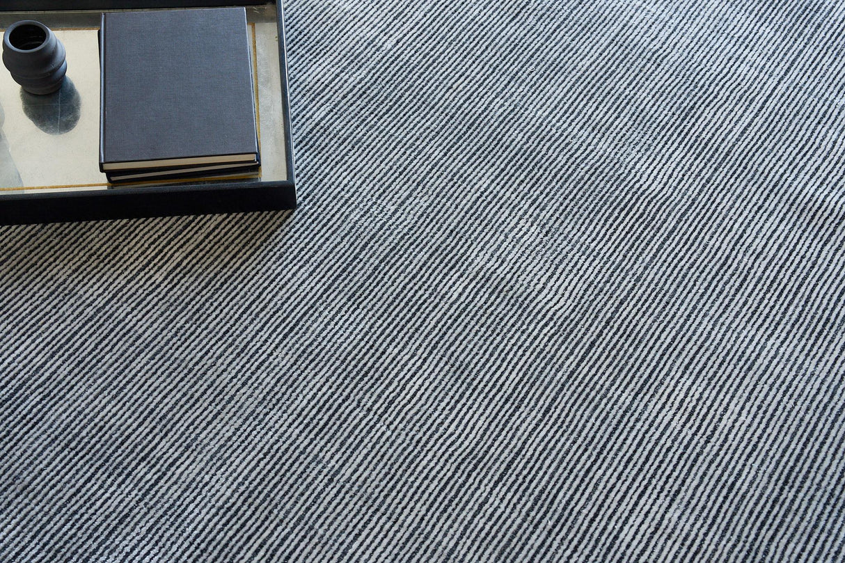 Exquisite Rugs Serena Hand Loomed Nylon/Bamboo Silk in 5401 Black 8' x 10' Area Rug