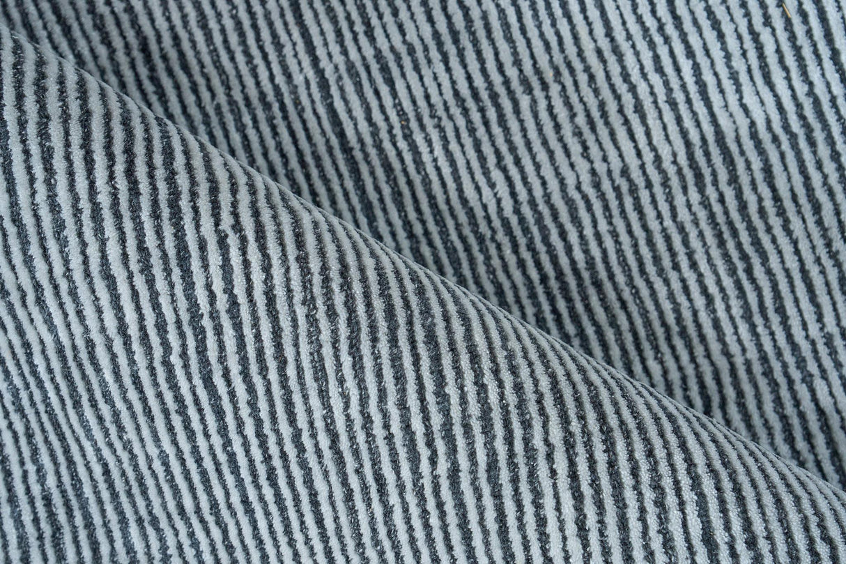 Exquisite Rugs Serena Hand Loomed Nylon/Bamboo Silk in 5401 Black 8' x 10' Area Rug