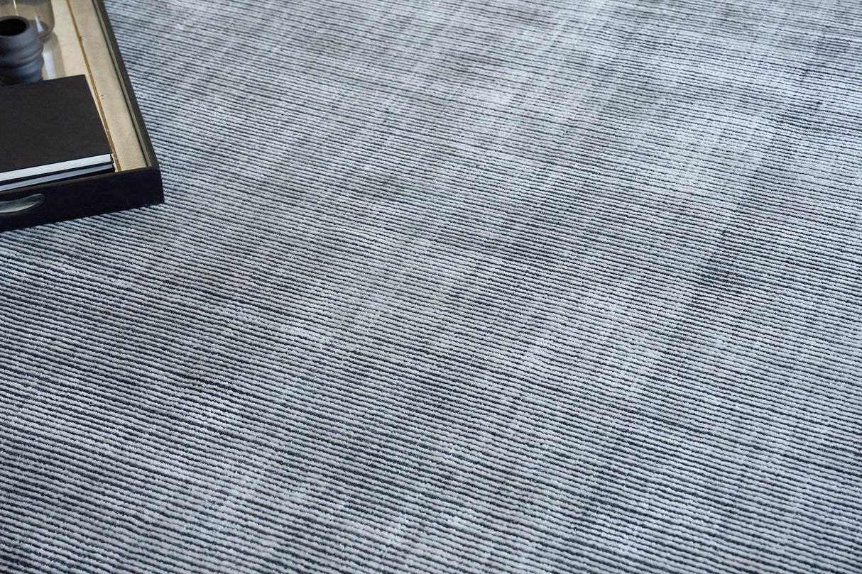 Exquisite Rugs Serena Hand Loomed Nylon/Bamboo Silk in 5401 Black 8' x 10' Area Rug