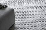 Exquisite Rugs Monroe Silk Handloomed Bamboo Silk and New Zealand Wool 5625 Light Silver 4' x 6' Area Rug
