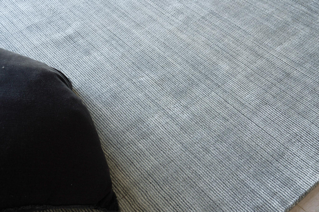 Exquisite Rugs Serena Hand Loomed Nylon/Bamboo Silk in 5874 Dark Gray 8' x 10' Area Rug