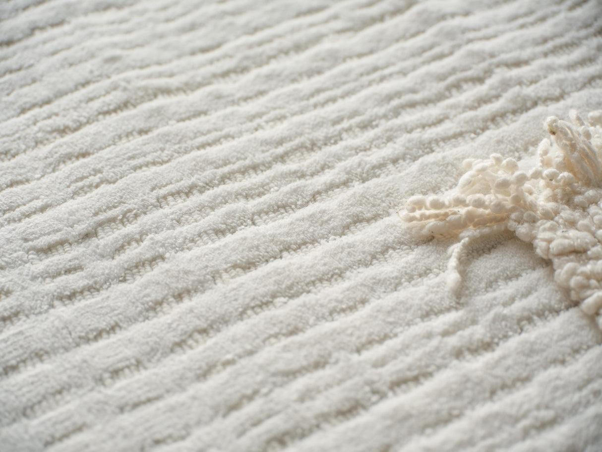 Exquisite Rugs Cabrini Modern Handmade Silky Nylon in 6480 White 6' x 9' Area Rug