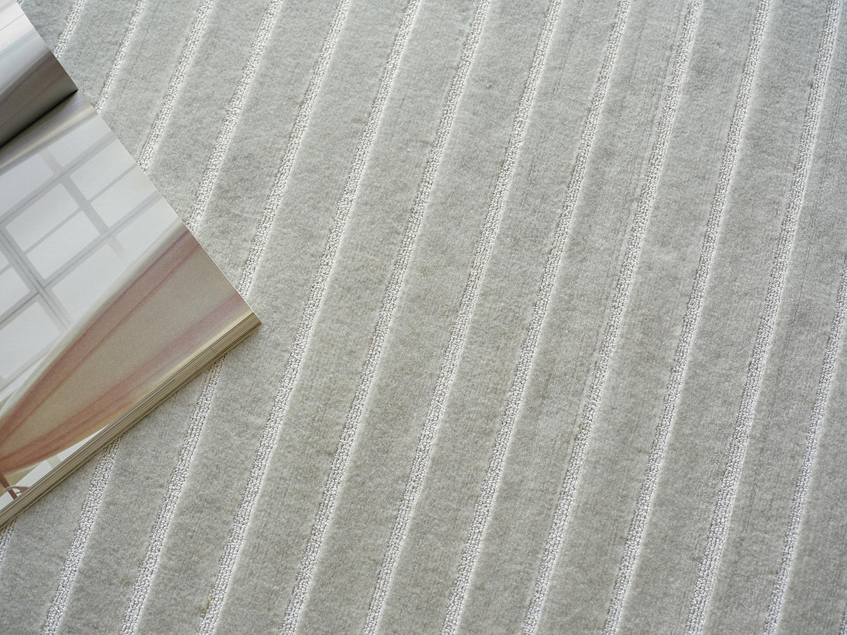 Exquisite Rugs Amani Modern Handmade Silky Nylon in 6764 Light Silver 10' x 14' Area Rug