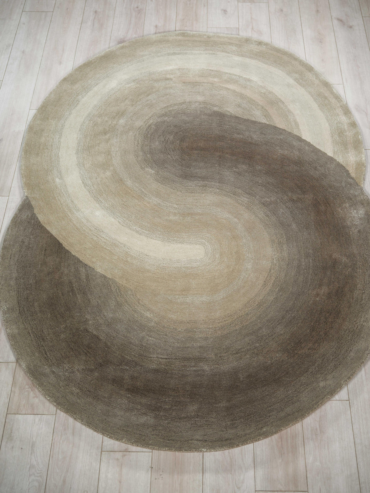 Exquisite Rugs Mitomo Hand Tufted Wool/Bamboo Silk in 7280 Taupe 7' x 5' Area Rug