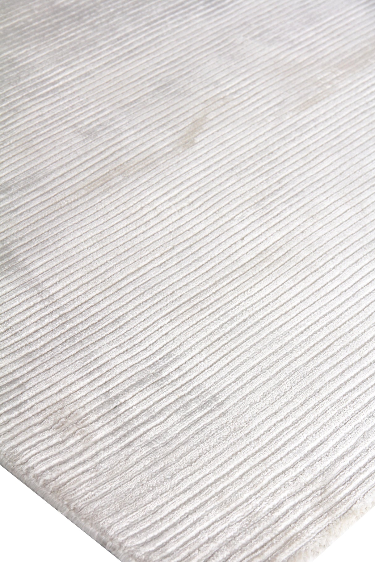 Exquisite Rugs Dove Hand Loomed Viscose in 9414 White 6' x 9' Area Rug