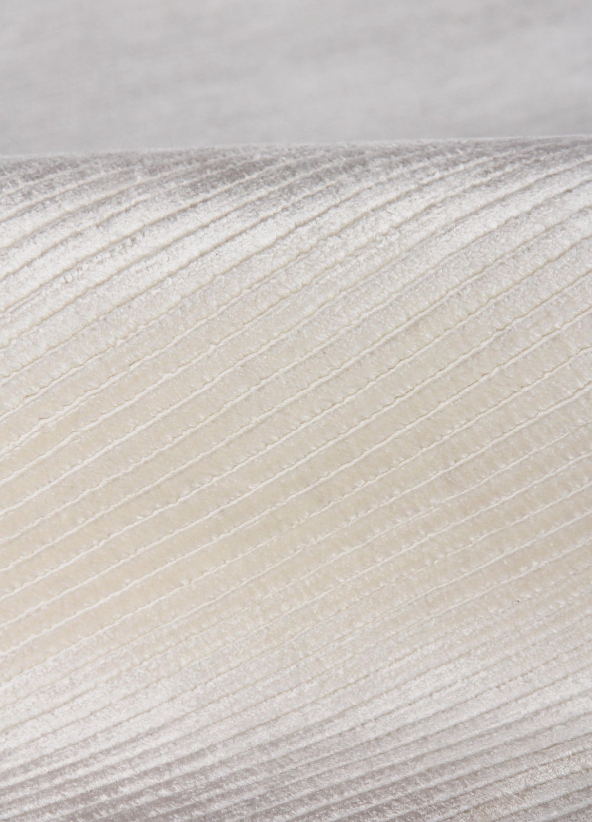Exquisite Rugs Dove Hand Loomed Viscose in 9414 White 6' x 9' Area Rug