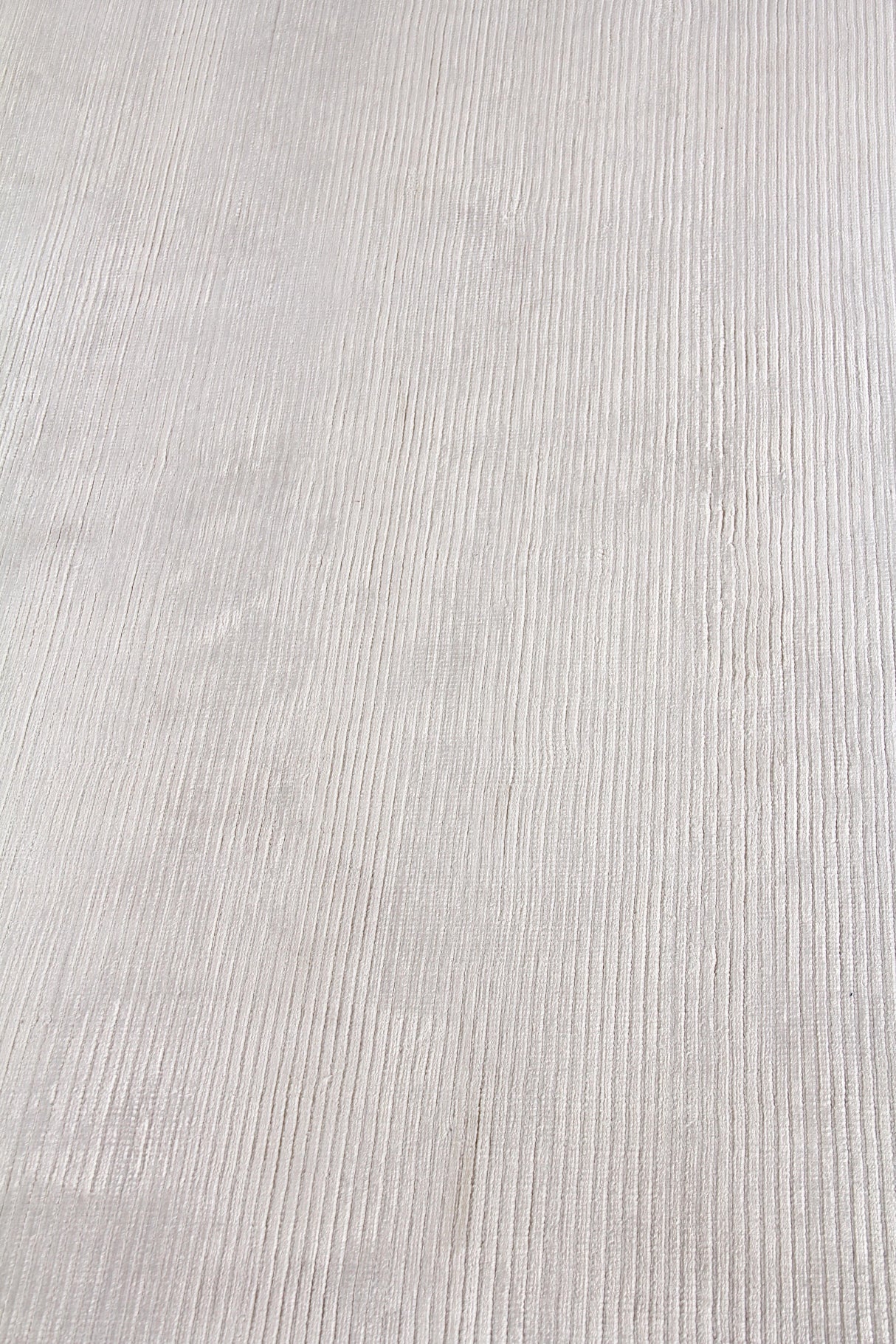 Exquisite Rugs Dove Hand Loomed Viscose in 9414 White 6' x 9' Area Rug