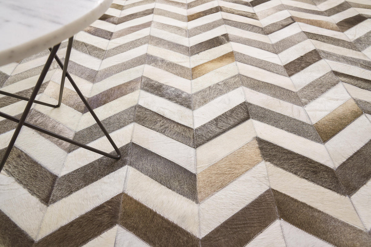 Exquisite Rugs Natural Hide Handmade Leather Hide in 9762 White/Gray 5' x 8' Area Rug