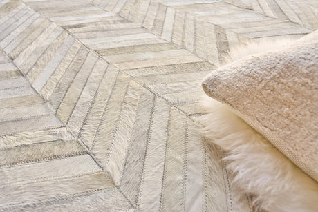 Exquisite Rugs Natural Hide Handmade Leather Hide in 9904 Silver 13.5' x 17.5' Area Rug