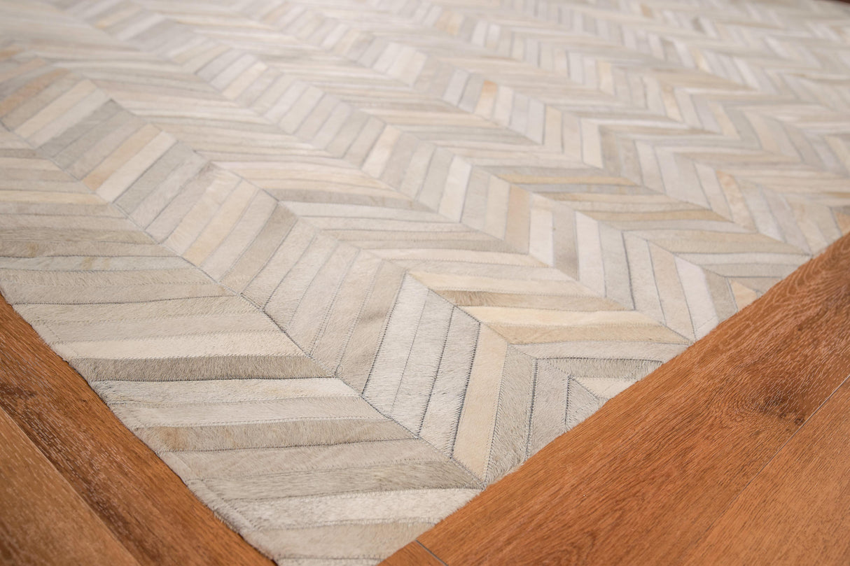 Exquisite Rugs Natural Hide Handmade Leather Hide in 9904 Silver 5' x 8' Area Rug