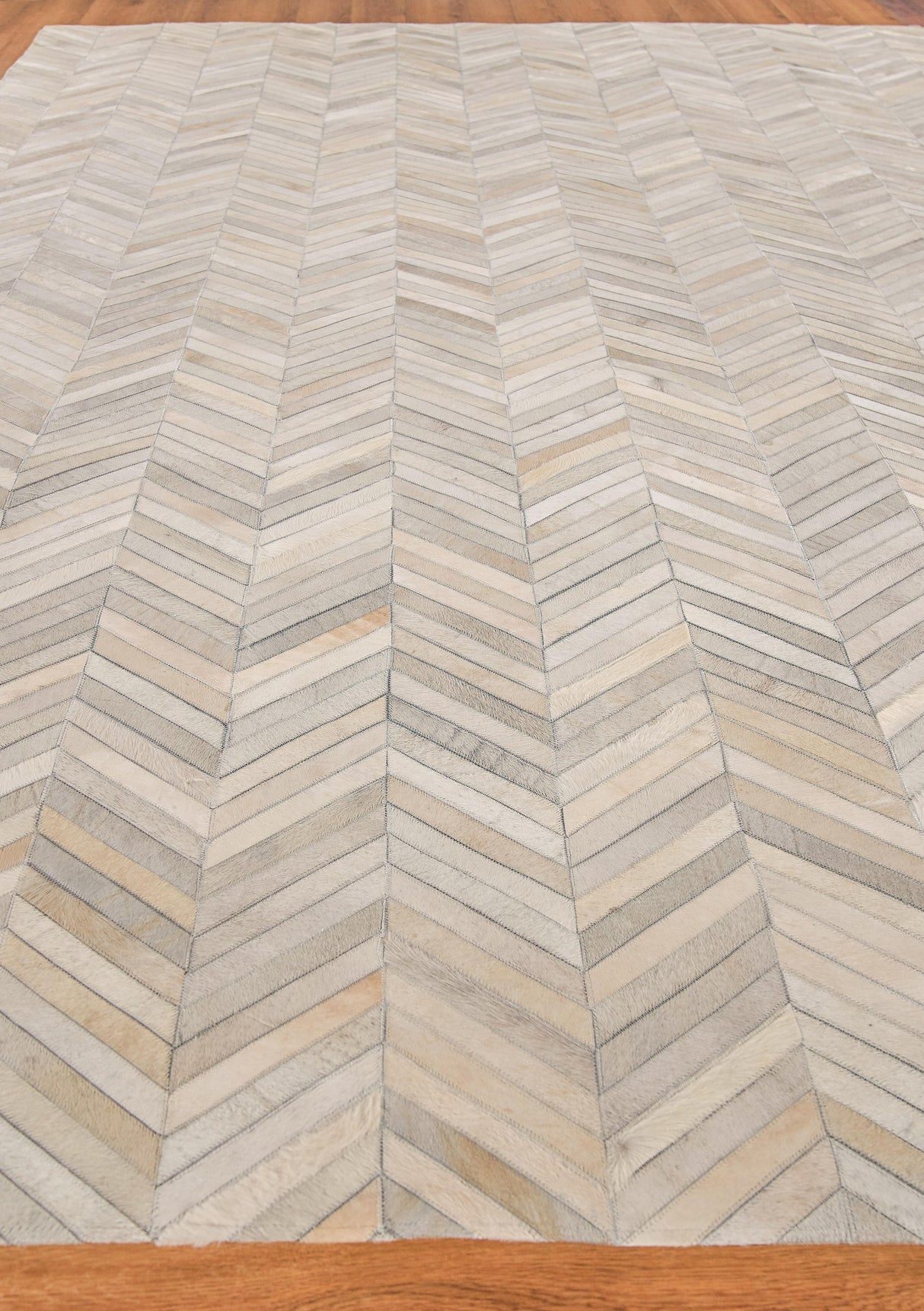 Exquisite Rugs Natural Hide Handmade Leather Hide in 9904 Silver 5' x 8' Area Rug