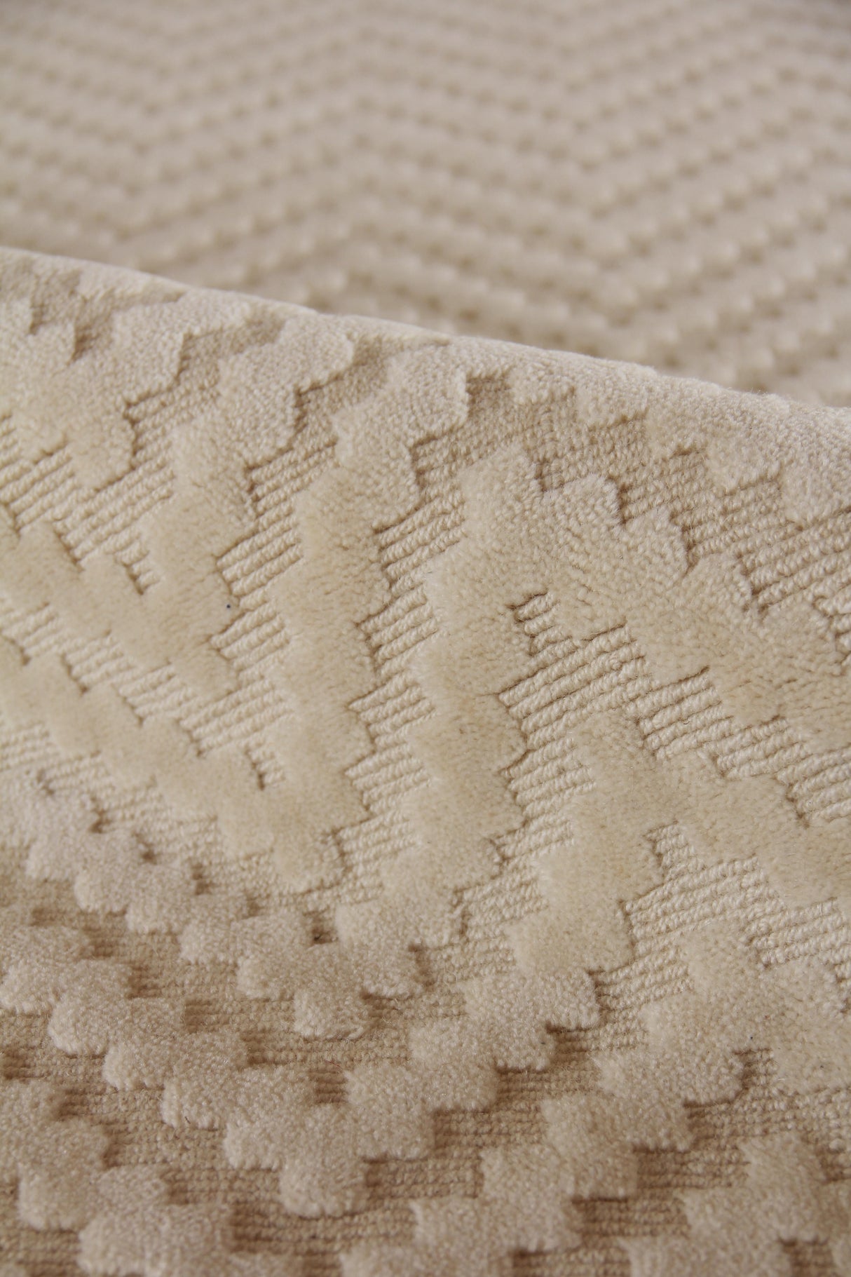 Exquisite Rugs Demani Hand Loomed New Zealand Wool in 9943 Linen 6' x 9' Area Rug