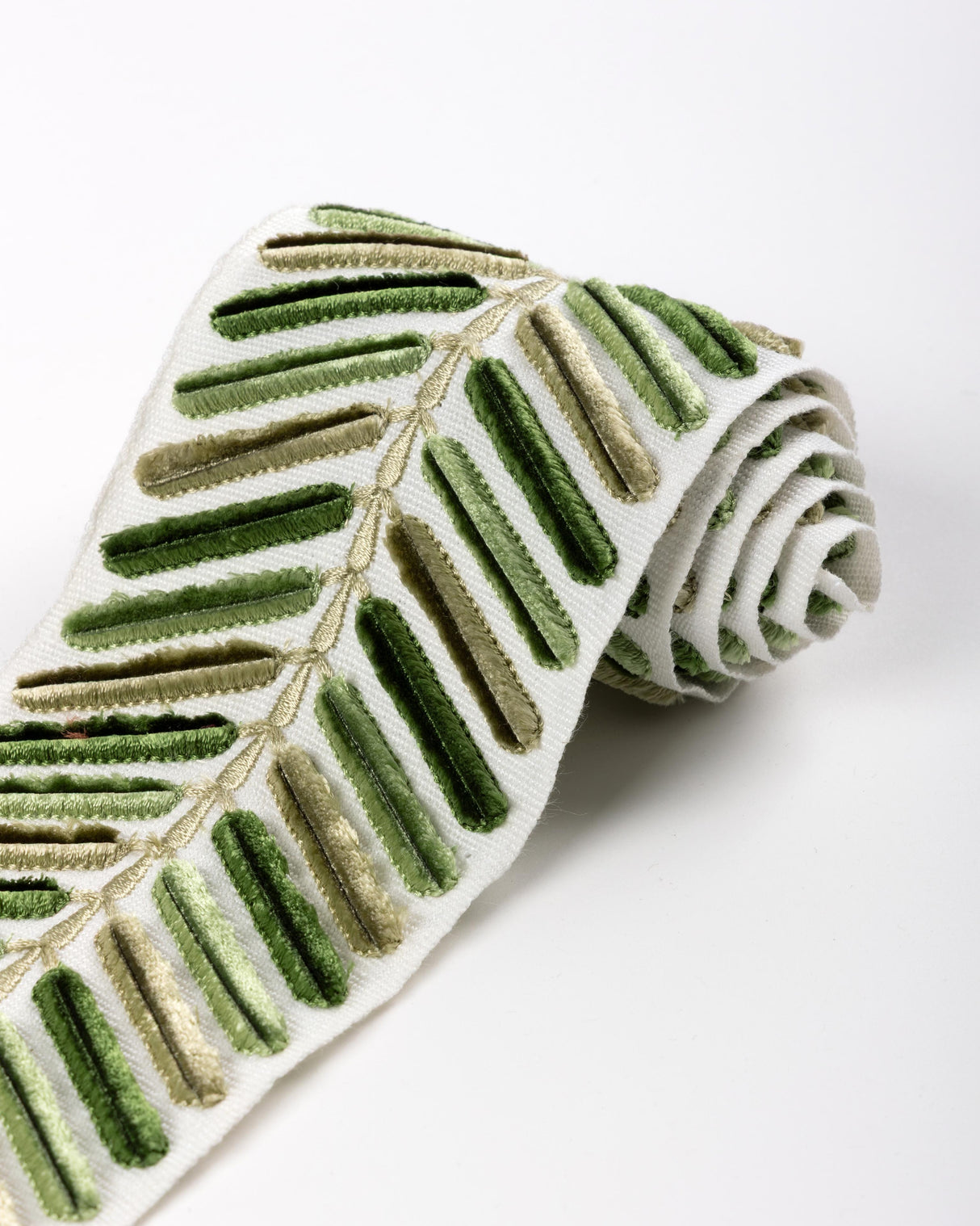 Lee Jofa WINGFIELD EMB TAPE GREEN Trim