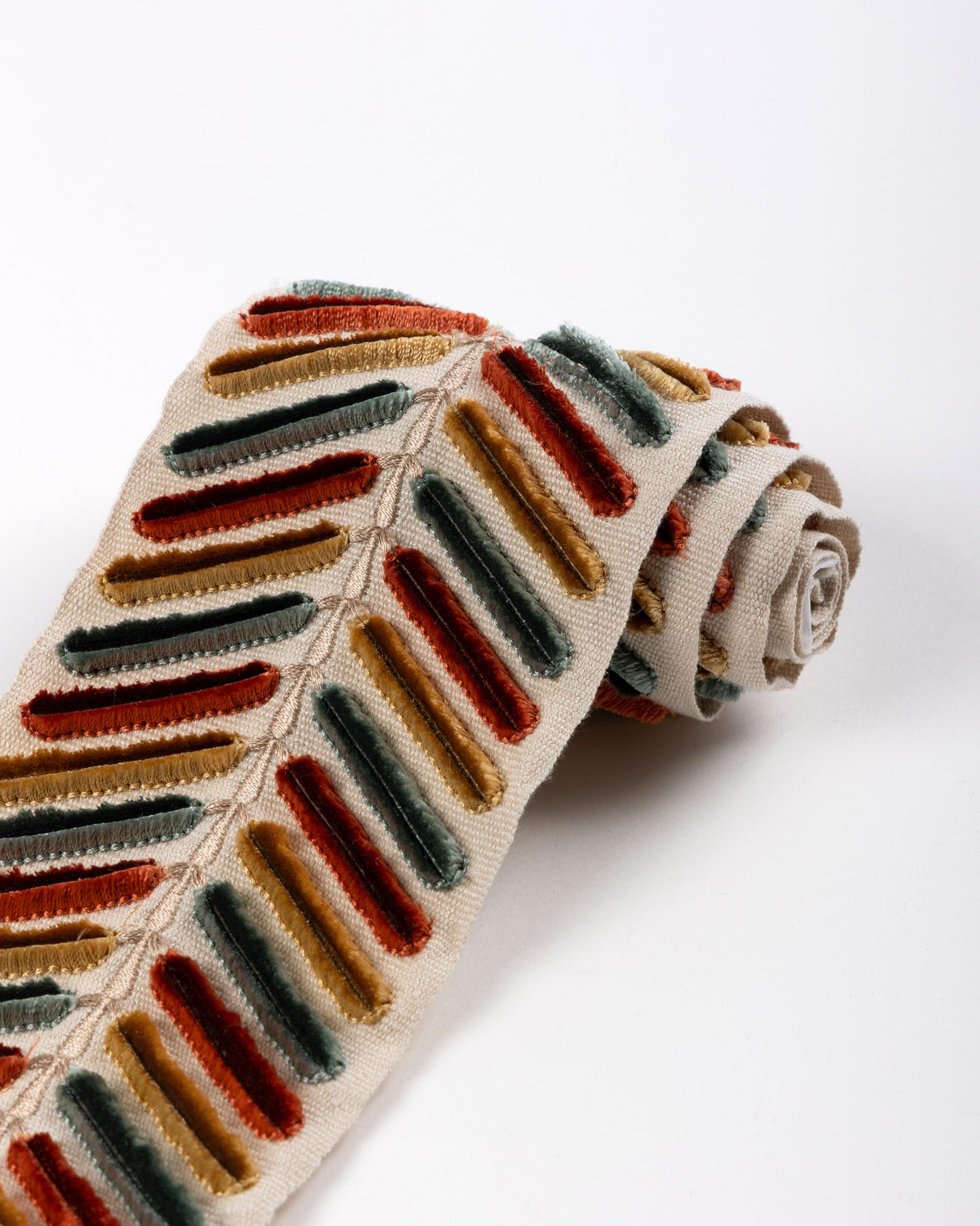 Lee Jofa WINGFIELD EMB TAPE GROVE Trim