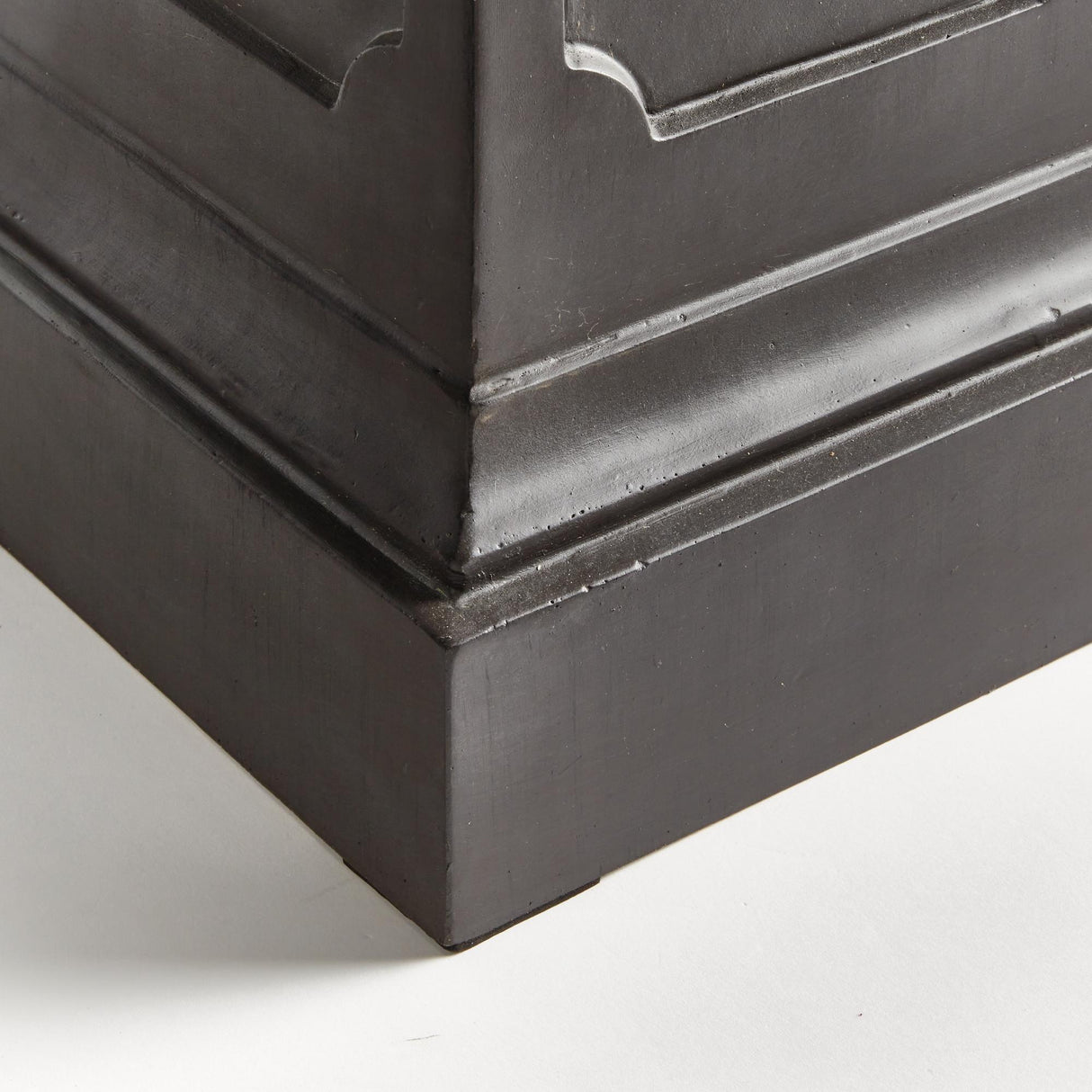 Napa Antique Black FIBRECLAY CHAMBERS PEDESTAL SHORT