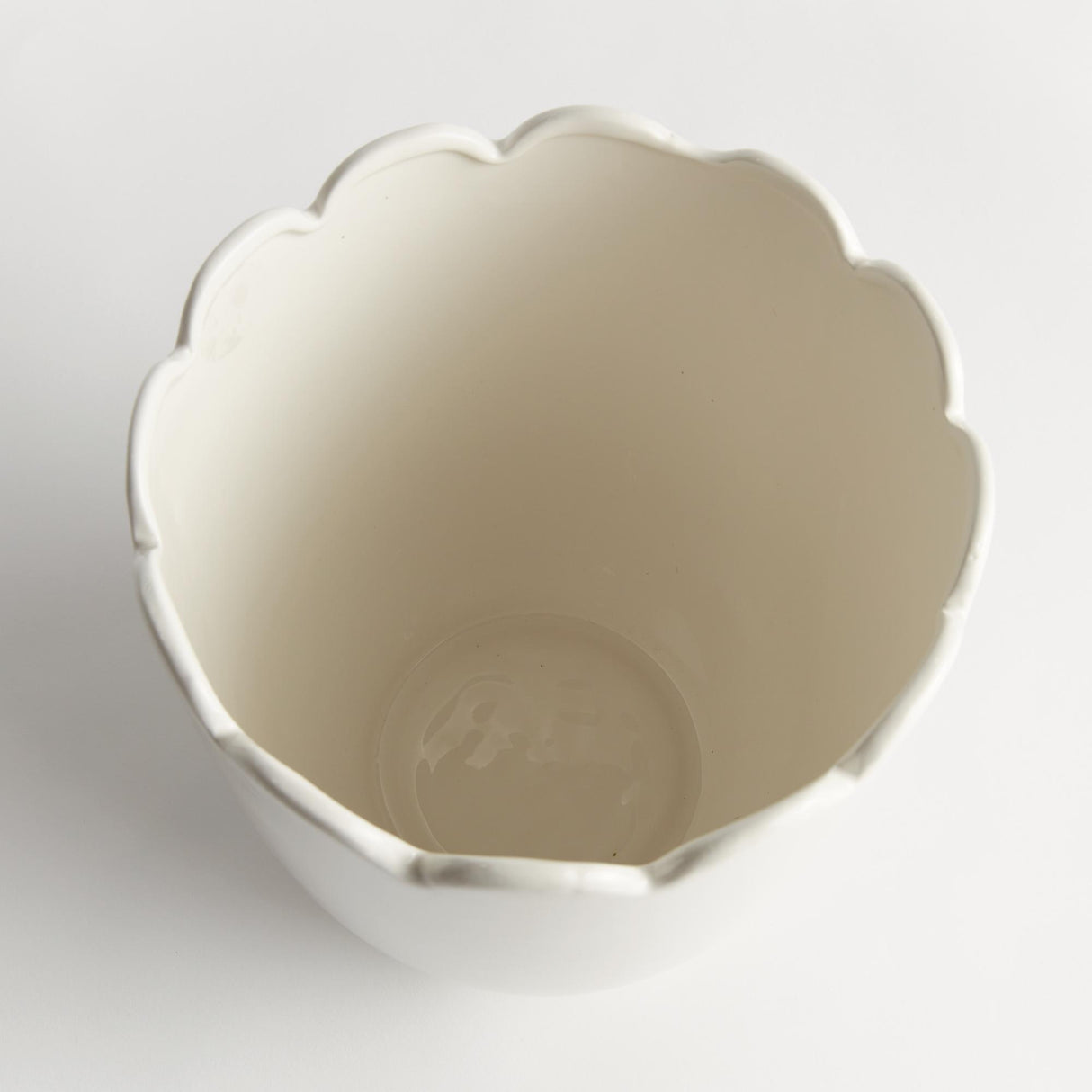 Napa Classic White MIRABELLE SCALLOPED EDGE CACHEPOT