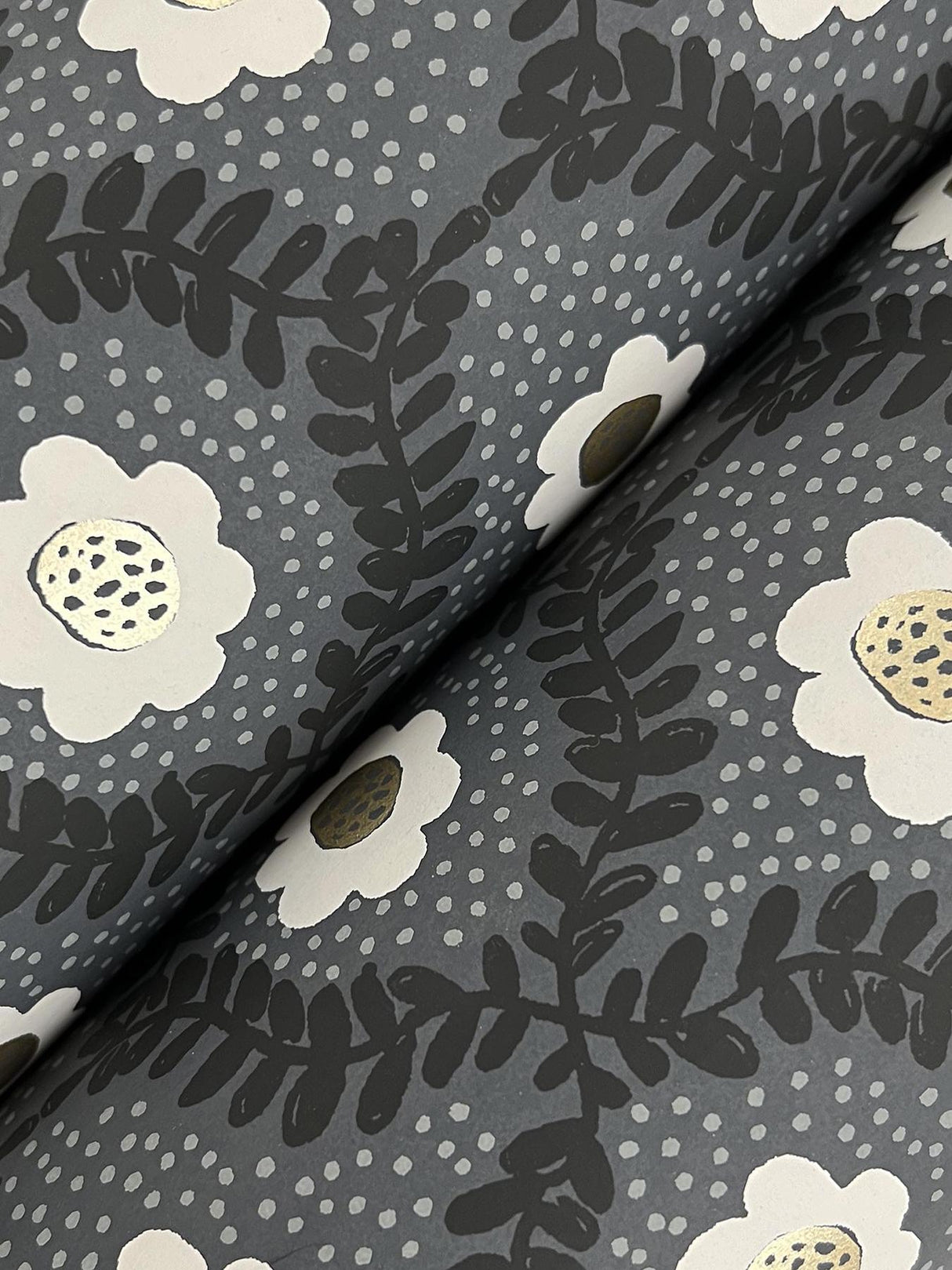 Kravet DESIGN W4292 84 Wallpaper