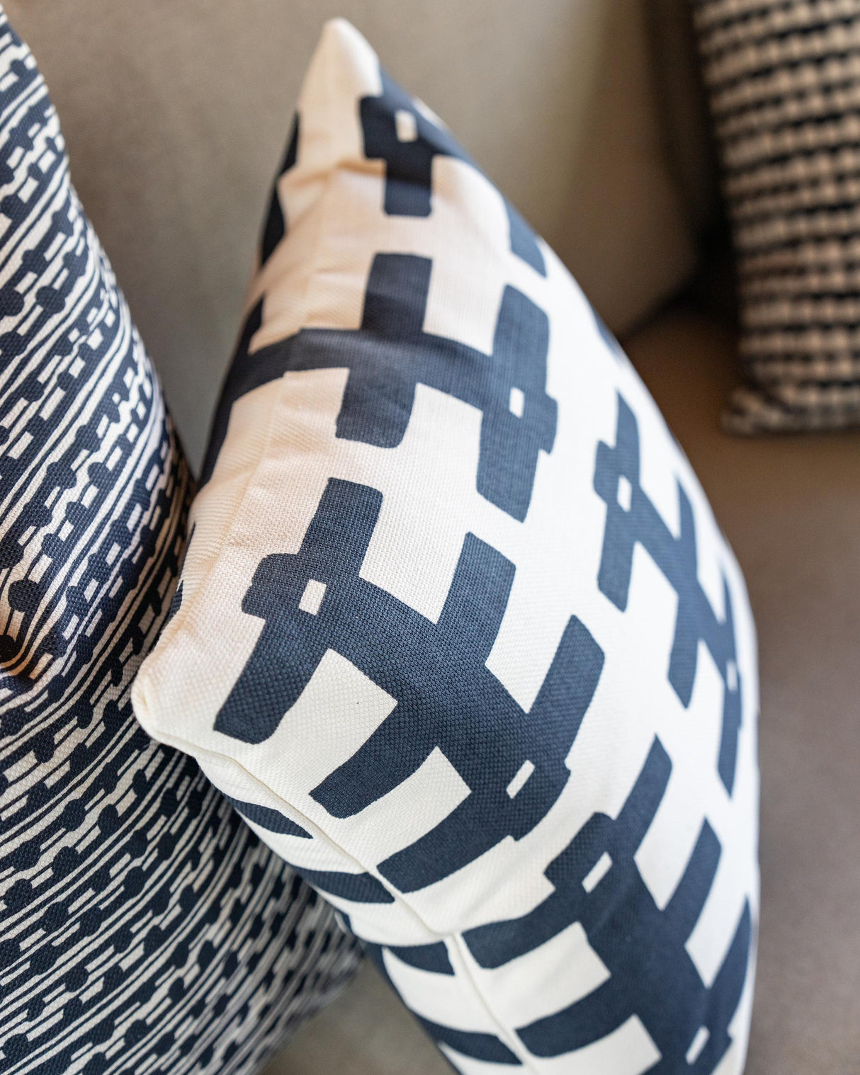 Lee Jofa BRIDGE DARK NAVY/OYSTER Fabric