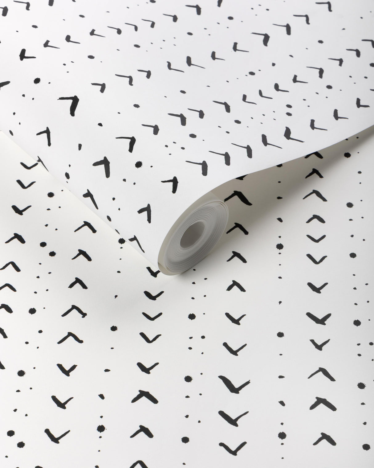 Lee Jofa TITIK WP BLACK Wallpaper