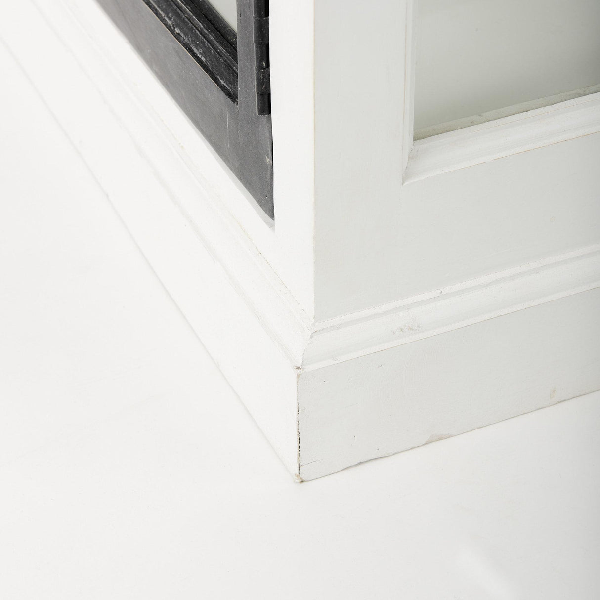 Mercana Bourchier 75x21 White/Black Solid Wood Frame Brown Top 4 Drawer 2 Glass Cabinet Buffet