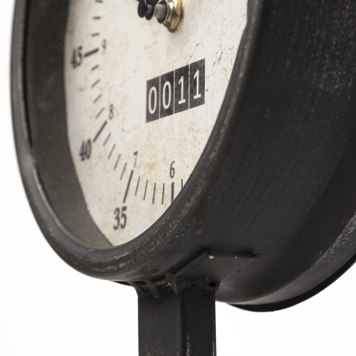 Mercana Attalack II Black Metal Round Face Table Clock