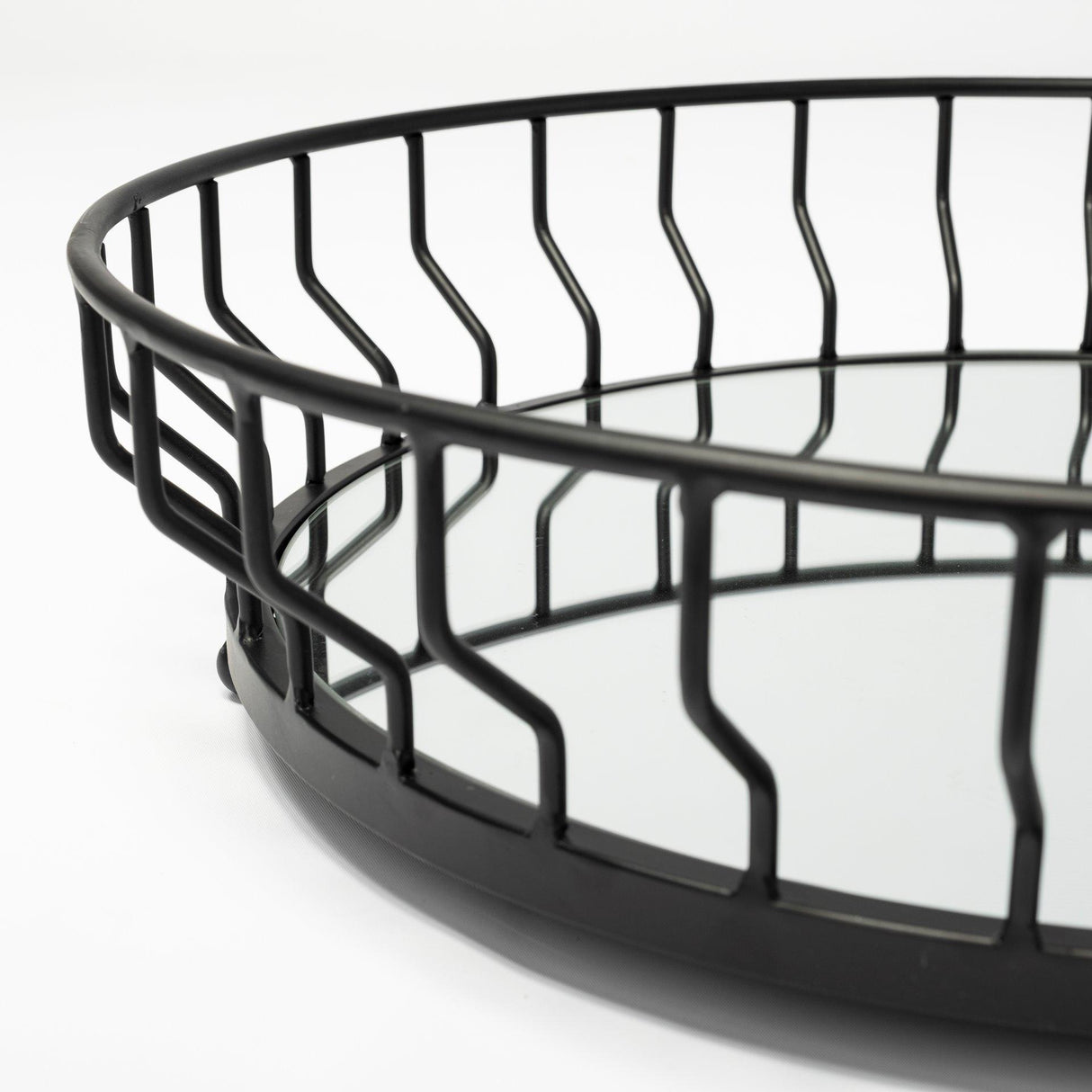 Mercana Helena 20L x 20W Black Metal Mirrored Bottom Round Serving Tray