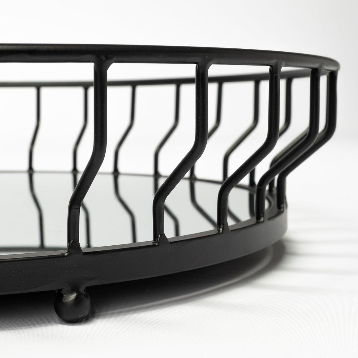 Mercana Helena 20L x 20W Black Metal Mirrored Bottom Round Serving Tray