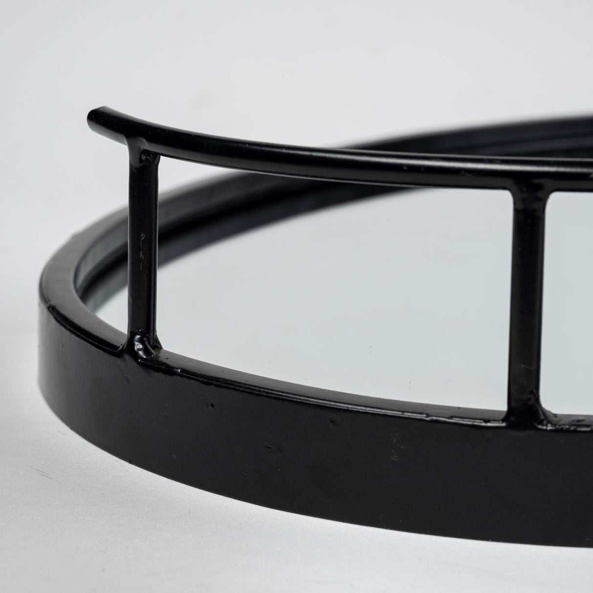 Mercana Ansel 20L x 14W Black Metal Mirrored Bottom Oval Serving Tray
