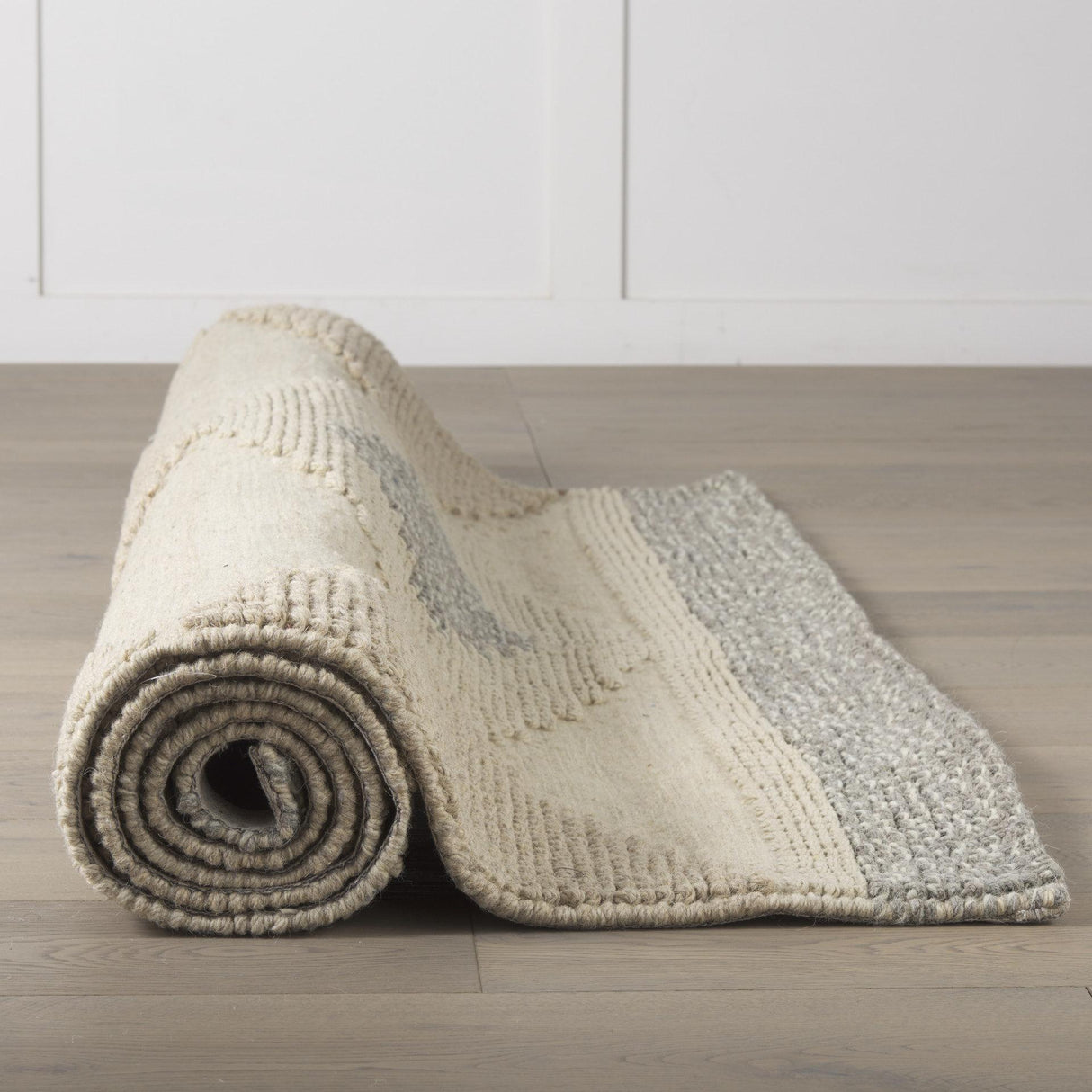 Mercana Emory 8x10 Gray Wool Hand Woven Diamond Patterned Rug