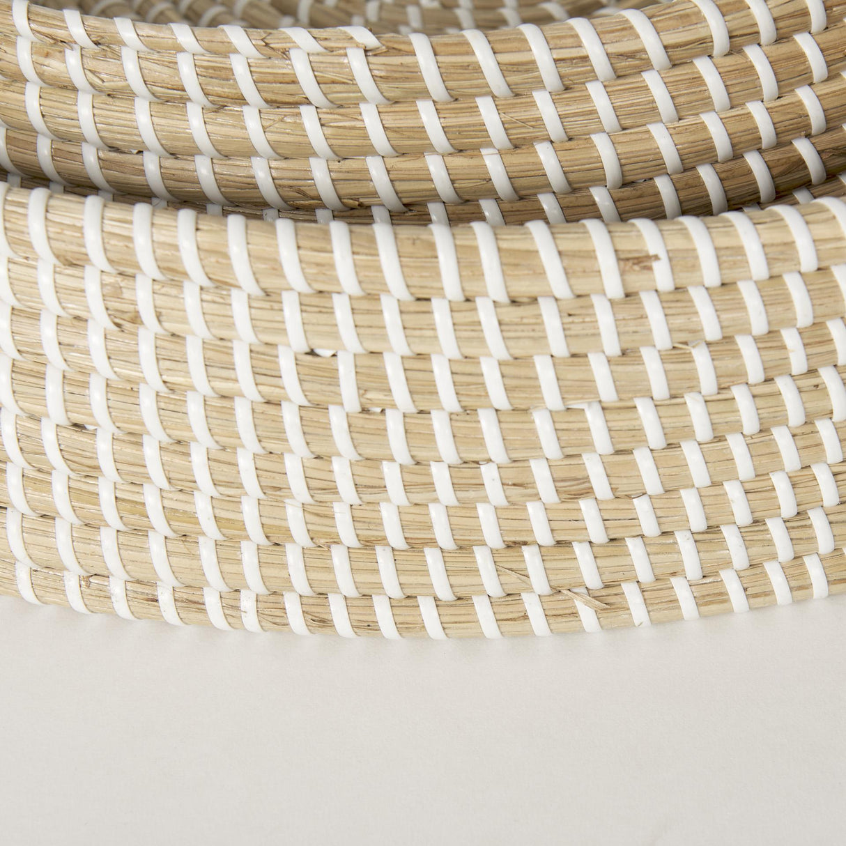 Mercana Kalama Set of 2 Large Round Seagrass Trays w/ Handles