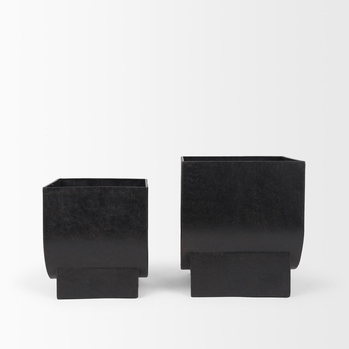 Mercana Medina Antiqued Black Metal Planters (Set of 2)