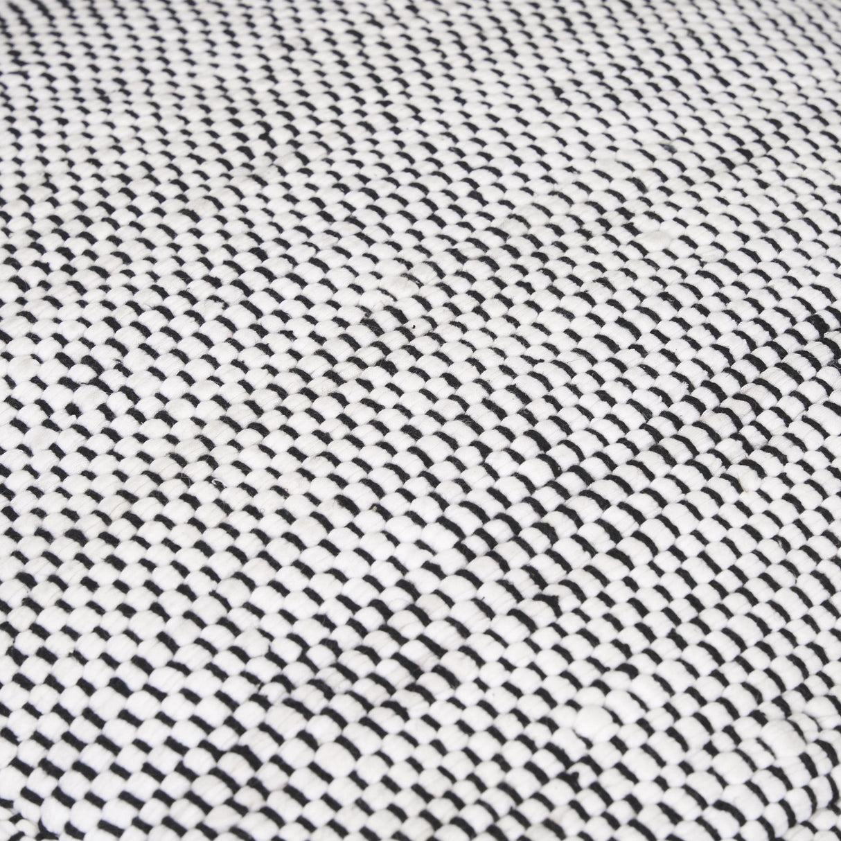 Mercana Samiya Jute w/ White Cotton Pouf