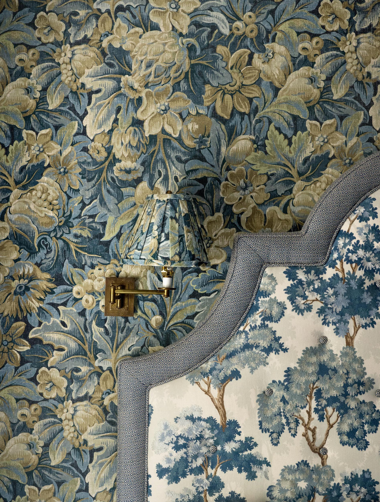 Lee Jofa HARPER PAPER INDIGO Wallpaper