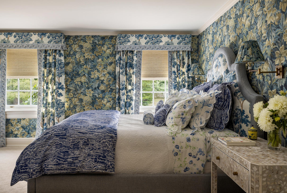 Lee Jofa HARPER PAPER INDIGO Wallpaper