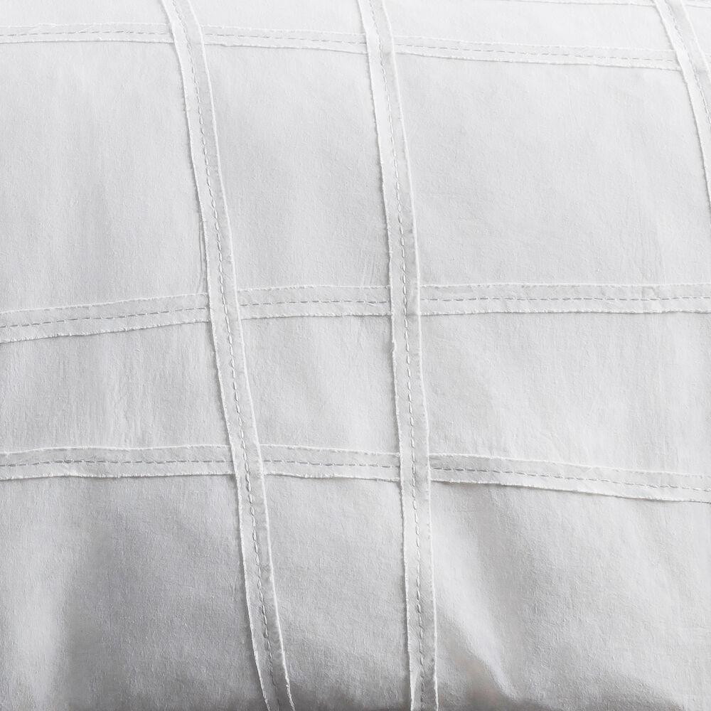 Surya Haru HRU-1001 68"W x 86"L; 26"W x 20"L Bedding