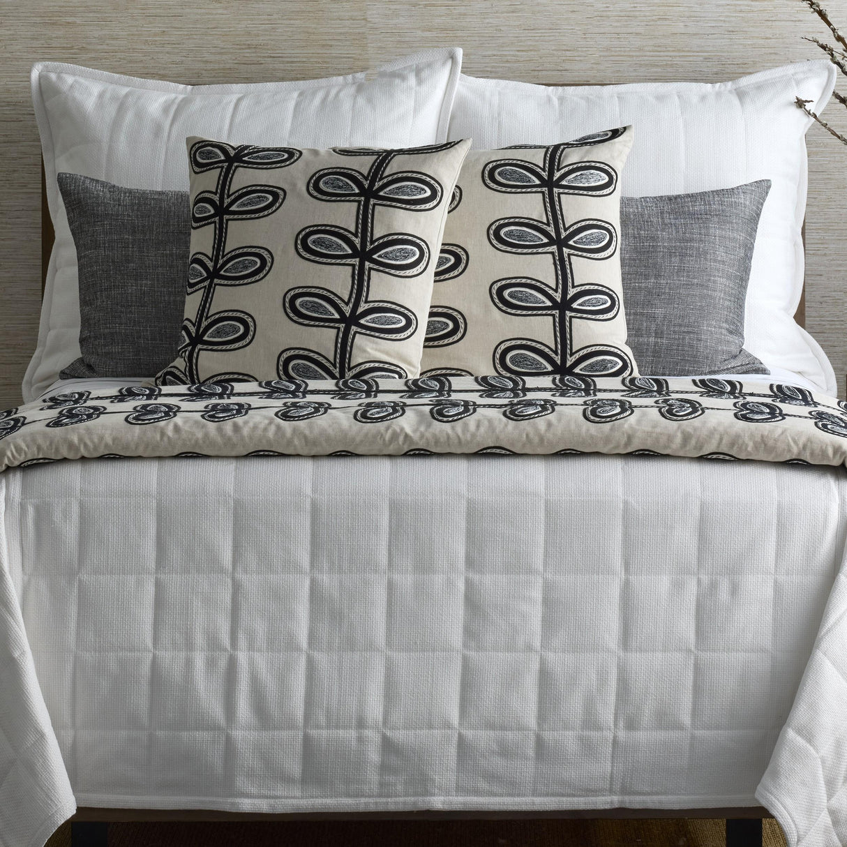 Ann Gish natural/charcoal 96x50 Fellini Throw