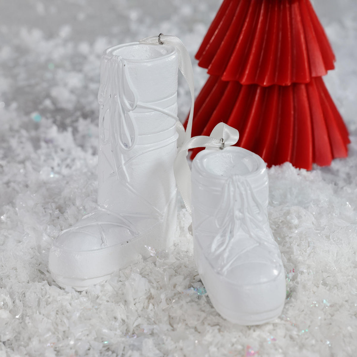 Zodax White Aprs Ski Boot Holiday Ornaments, 6 Hanging Pieces (3 Sets of 2 Assorted Sizes)