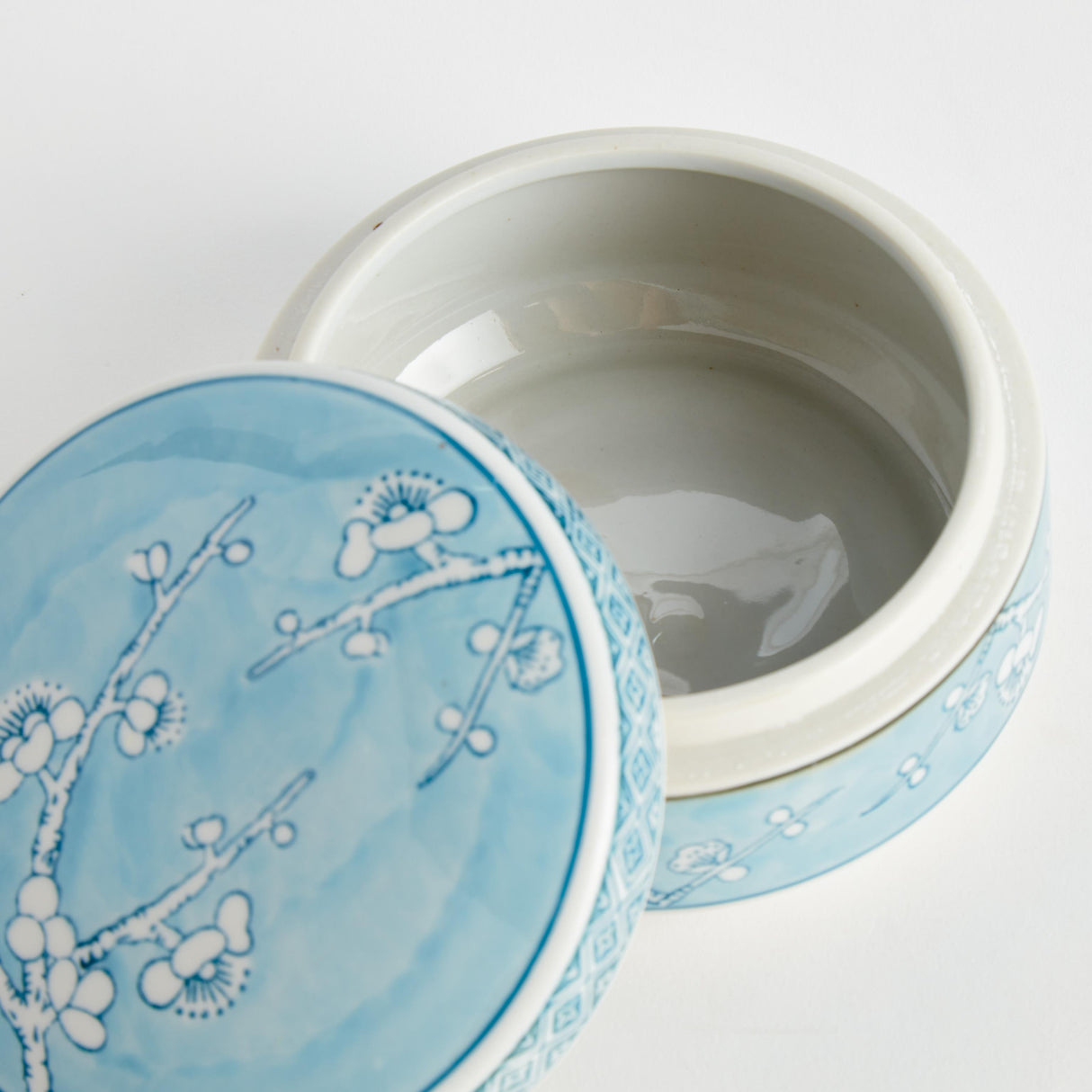 Napa Light Blue/White MONARCH EMPRESS ROUND LIDDED CATCH ALL BOX SMALL