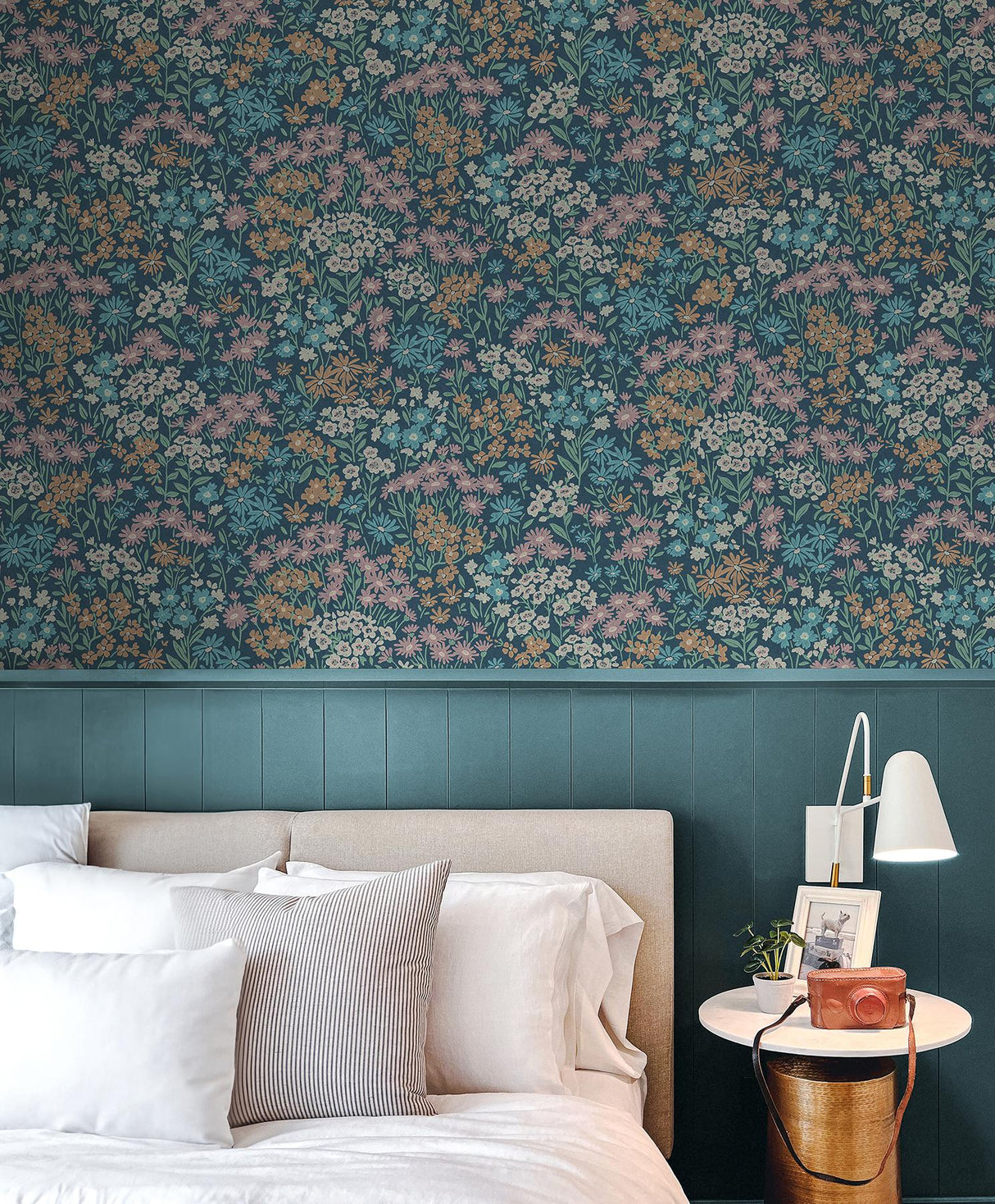 Advantage Ditsy Dark Blue Daisies Wallpaper